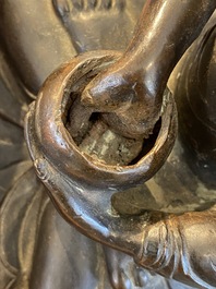 Een Tibetaanse gelakte bronzen genezende Boeddha of Bhaishajyaguru, 19e eeuw