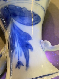 Verseuse en porcelaine de Chine en bleu et blanc &agrave; d&eacute;cor d'un p&ecirc;cheur dans un paysage, &eacute;poque Transition
