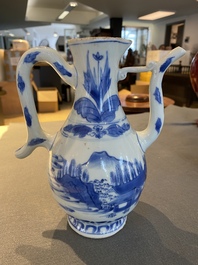 Verseuse en porcelaine de Chine en bleu et blanc &agrave; d&eacute;cor d'un p&ecirc;cheur dans un paysage, &eacute;poque Transition