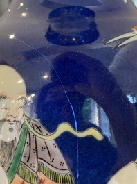 Een paar Chinese famille verte vazen met poederblauwe fondkleur, 19e eeuw