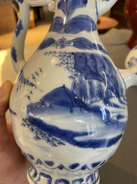 Verseuse en porcelaine de Chine en bleu et blanc &agrave; d&eacute;cor d'un p&ecirc;cheur dans un paysage, &eacute;poque Transition