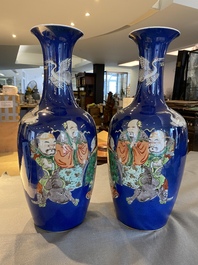 Paire de vases en porcelaine de Chine famille verte &agrave; fond bleu poudr&eacute;, 19&egrave;me