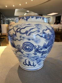 Vase en porcelaine de Chine en bleu et blanc &agrave; d&eacute;cor de dragons, Shunzhi