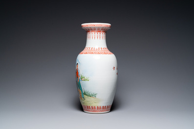 Trois vases en porcelaine de Chine &agrave; d&eacute;cor de la R&eacute;volution Culturelle, sign&eacute;s Zhang Wenchao 章文超 et dat&eacute;s 1969 et 1974