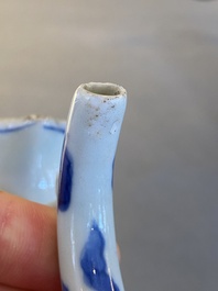 Verseuse en porcelaine de Chine en bleu et blanc &agrave; d&eacute;cor d'un p&ecirc;cheur dans un paysage, &eacute;poque Transition