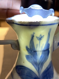 Verseuse en porcelaine de Chine en bleu et blanc &agrave; d&eacute;cor d'un p&ecirc;cheur dans un paysage, &eacute;poque Transition