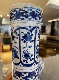 Paire de vases de forme bouteille en fa&iuml;ence de Delft en bleu et blanc, 18&egrave;me