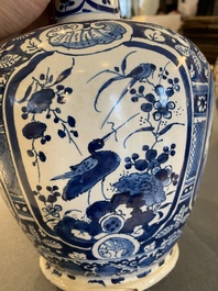 Een paar blauw-witte Delftse flesvormige chinoiserie vazen, 18e eeuw