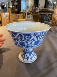 Een Chinese blauw-witte 'Lan&ccedil;a' stem cup, Qianlong merk, 19e eeuw