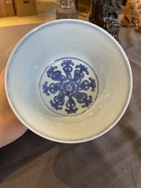 Een Chinese blauw-witte 'Lan&ccedil;a' stem cup, Qianlong merk, 19e eeuw