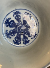 Een Chinese blauw-witte 'Lan&ccedil;a' stem cup, Qianlong merk, 19e eeuw