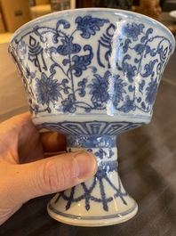 Een Chinese blauw-witte 'Lan&ccedil;a' stem cup, Qianlong merk, 19e eeuw