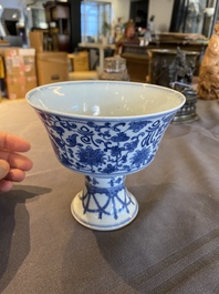 Een Chinese blauw-witte 'Lan&ccedil;a' stem cup, Qianlong merk, 19e eeuw