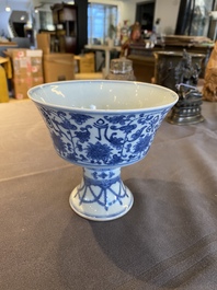 Een Chinese blauw-witte 'Lan&ccedil;a' stem cup, Qianlong merk, 19e eeuw