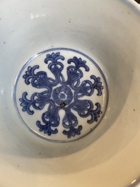 Een Chinese blauw-witte 'Lan&ccedil;a' stem cup, Qianlong merk, 19e eeuw