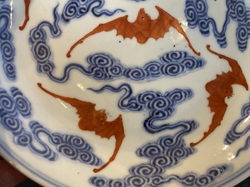 Een Chinees blauw-wit en ijzerrood bord met vleermuizen en wolken, Guangxu merk en periode