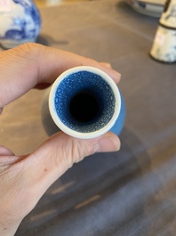 Vase de forme bouteille en porcelaine de Chine &agrave; &eacute;mail &oelig;uf de rouge-gorge, probablement Qianlong