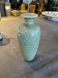Een Chinese celadon vaas met craquel&eacute; glazuur, Qianlong