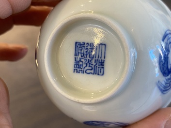 Paire de bols en porcelaine de Chine en bleu et blanc &agrave; d&eacute;cor de ph&eacute;nix, marque de Daoguang, 19/20&egrave;me