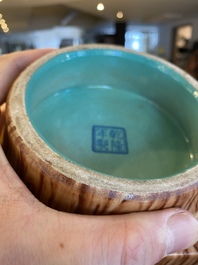 Vase de forme 'cong' en porcelaine de Chine &agrave; d&eacute;cor en grisaille et faux-bois, marque de Qianlong, 20&egrave;me