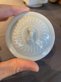 Un vase couvert en porcelaine de Chine qingbai et un bol sur support, Song ou post&eacute;rieur