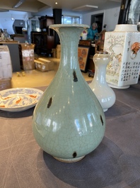 Vase de forme 'yuhuchunping' en porcelaine de Chine &agrave; &eacute;mail en c&eacute;ladon tach&eacute; de rouille, 19&egrave;me