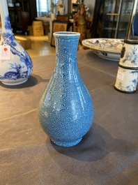 Vase de forme bouteille en porcelaine de Chine &agrave; &eacute;mail &oelig;uf de rouge-gorge, probablement Qianlong
