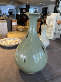 Vase de forme 'yuhuchunping' en porcelaine de Chine &agrave; &eacute;mail en c&eacute;ladon tach&eacute; de rouille, 19&egrave;me