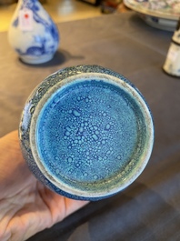 Vase de forme bouteille en porcelaine de Chine &agrave; &eacute;mail &oelig;uf de rouge-gorge, probablement Qianlong