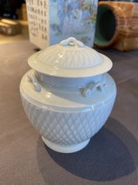 Un vase couvert en porcelaine de Chine qingbai et un bol sur support, Song ou post&eacute;rieur