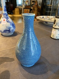 Een Chinese flesvormige vaas met robin's egg glazuur, wellicht Qianlong