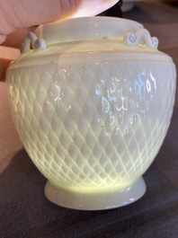 Un vase couvert en porcelaine de Chine qingbai et un bol sur support, Song ou post&eacute;rieur