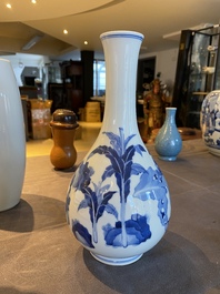 Vase de forme bouteille en porcelaine de Chine en bleu et blanc &agrave; d&eacute;cor de gar&ccedil;ons jouant et de femmes, marque de Chenghua, Kangxi