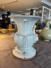 Vase de forme 'zun en porcelaine de Chine &agrave; &eacute;mail junyao, 19/20&egrave;me