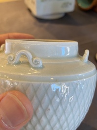 Un vase couvert en porcelaine de Chine qingbai et un bol sur support, Song ou post&eacute;rieur