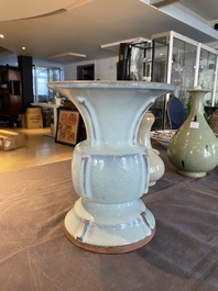 Vase de forme 'zun en porcelaine de Chine &agrave; &eacute;mail junyao, 19/20&egrave;me