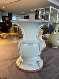 Vase de forme 'zun en porcelaine de Chine &agrave; &eacute;mail junyao, 19/20&egrave;me