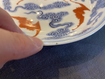Coupe en porcelaine de Chine en bleu, blanc et rouge de fer &agrave; d&eacute;cor de chauve-souris et nuages, marque et &eacute;poque de Guangxu
