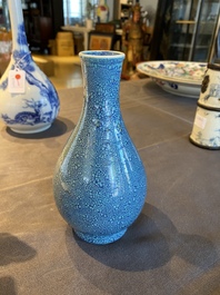 Vase de forme bouteille en porcelaine de Chine &agrave; &eacute;mail &oelig;uf de rouge-gorge, probablement Qianlong