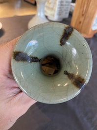 Vase de forme 'yuhuchunping' en porcelaine de Chine &agrave; &eacute;mail en c&eacute;ladon tach&eacute; de rouille, 19&egrave;me
