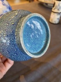 Vase de forme bouteille en porcelaine de Chine &agrave; &eacute;mail &oelig;uf de rouge-gorge, probablement Qianlong