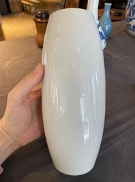 Vase en porcelaine de Chine en blanc monochrome, 18&egrave;me