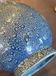 Vase de forme bouteille en porcelaine de Chine &agrave; &eacute;mail &oelig;uf de rouge-gorge, probablement Qianlong