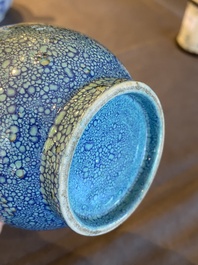 Vase de forme bouteille en porcelaine de Chine &agrave; &eacute;mail &oelig;uf de rouge-gorge, probablement Qianlong