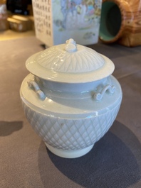 Un vase couvert en porcelaine de Chine qingbai et un bol sur support, Song ou post&eacute;rieur