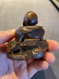 Een Chinese bamboe sculptuur van een lachende Luohan, 18e eeuw