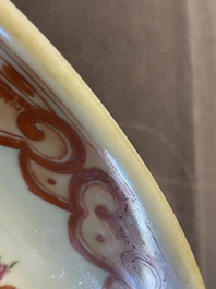 Plat en porcelaine de Chine famille rose &agrave; d&eacute;cor d'antiquit&eacute;s, R&eacute;publique