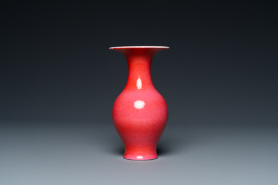 Petit vase en porcelaine de Chine &agrave; &eacute;mail en rouge rubis monochrome, 19&egrave;me