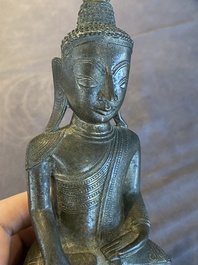 Een Birmaanse bronzen Shan-stijl Boeddha Shakyamuni met inscriptie, Konbaung dynastie, 18e eeuw