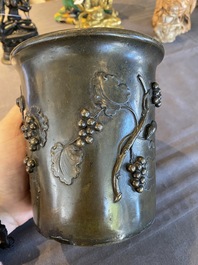 Pot &agrave; pinceaux en bronze &agrave; d&eacute;cor d'un &eacute;cureuil sur des vignes, Chine, marque de Qianlong, 18/19&egrave;me